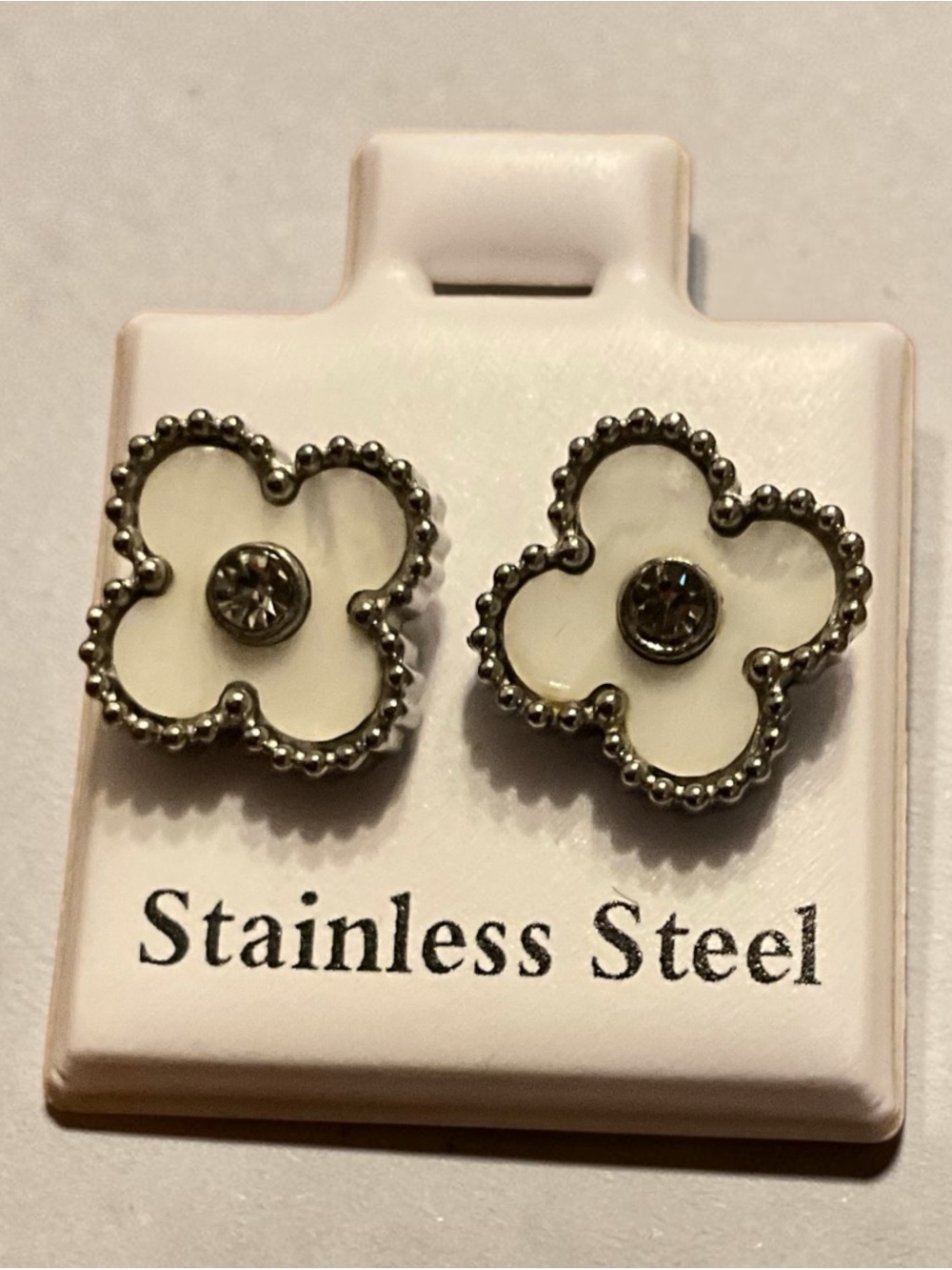 Fashion Jewelry White Enamel Flower Stud Earrings with Crystal Center